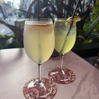 District Vidéo Lounge - Photo 9: Bellini à la Peche and Limoncello Spritz - Lounges Near Me - Montreal, Quebec