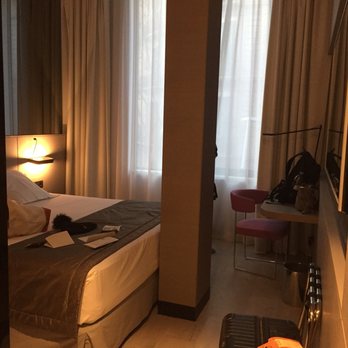 Hotel Negresco Princess - Room with a weird pillar in the middle. - Hotels Near Me - Barcelona, B
