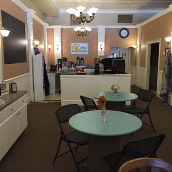 Simply Brewed Coffee - a dining area with a table and chairs - Coffee & Tea Near Me - Clinton, North Carolina Simply Brewed Coffee - a dining area with a table and chairs - Coffee & Tea Near Me - Clinton, North Carolina
