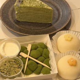 Matcha crepe cake, Mochi Ball / 一口一口糯叽叽, mochi snowballs (mango and red bean)