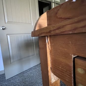 Midland Van Lines - Another cracked leg on desk. - Movers Near Me - Denver, Colorado Midland Van Lines - Another cracked leg on desk. - Movers Near Me - Denver, Colorado
