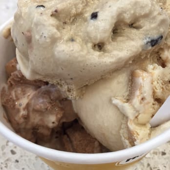 Häagen-Dazs - Java Chip, Dulce de Leche and Rocky Road ice creams in a large cup - Desserts Near Me - Honolulu, Hawaii Häagen-Dazs - Java Chip, Dulce de Leche and Rocky Road ice creams in a large cup - Desserts Near Me - Honolulu, Hawaii