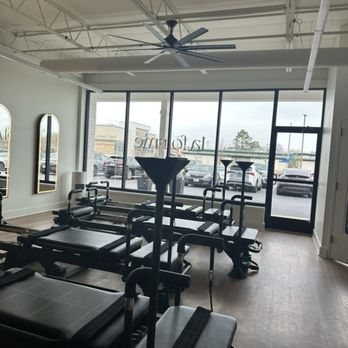 La Forme Modern Reformer Pilates - Studio facing the front entrance - Pilates Near Me - Des Peres, Missouri La Forme Modern Reformer Pilates - Studio facing the front entrance - Pilates Near Me - Des Peres, Missouri