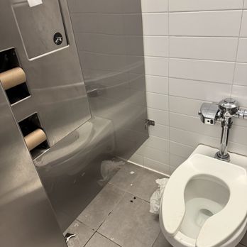 FIGat7th - Disgusting restroom - Shopping Centers Near Me - Los Angeles, California