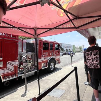Pink's Hot Dogs - Outside - Hot Dogs Near Me - Los Angeles, California