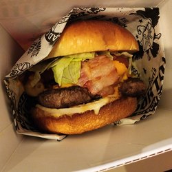 Guy Fieri's Flavortown Kitchen - Mac & Cheese Bacon Burger