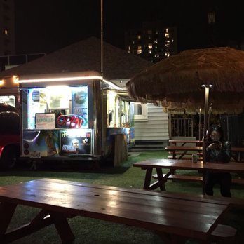 Hula Dog - Little outdoor seating area to take in the ocean air - Hot Dogs Near Me - Honolulu, Hawaii