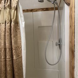 Black Bear Motel - The shower