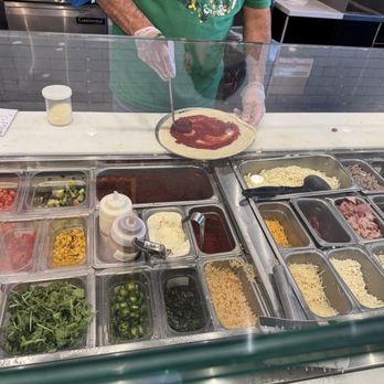 MOD Pizza - Preparing my pizza - Fast Food Near Me - Houston, Texas