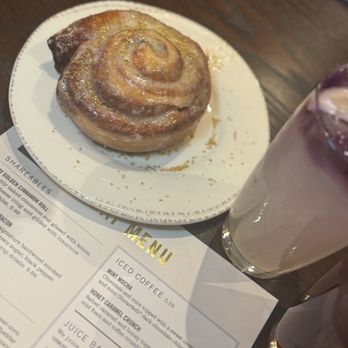First Watch - Stay golden cinnamon roll - Waffles Near Me - Falls Church, Virginia