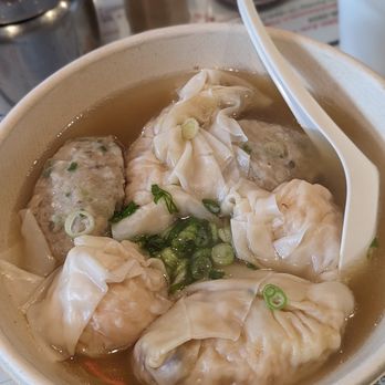 Maxi’s Noodle - 3 toppings noodle soup with wonton, dumpling, and dace fish ball - Cantonese Near Me - Flushing, New York Maxi’s Noodle - 3 toppings noodle soup with wonton, dumpling, and dace fish ball - Cantonese Near Me - Flushing, New York