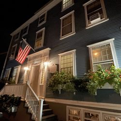 Ship's Inn-Nantucket - Outside