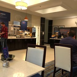 Holiday Inn Express & Suites Edwardsville - Breakfast area