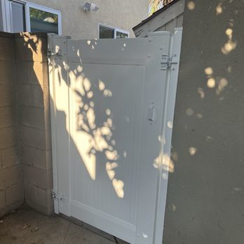 Top Notch Vinyl Fencing - Gate 2 - Fences & Gates Near Me - Sun Valley, California