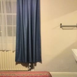 MacDonald Hotel - Radiadores y lavabo en el interior de la habitación