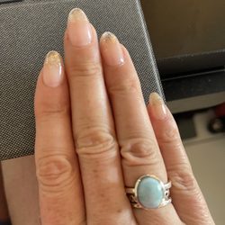 THIS IS NOT OMBRÉ! This is a bit of loose glitter dabbed on the tips of nails with your finger. Bish please!!