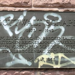 Kaiserbrücke Nordbrücke Eisenbahnbrücke Mainz Amöneburg Kastel - Kaiserbrücke - Gedenktafel für Gottwalt Schaper (leicht verschmutzt)