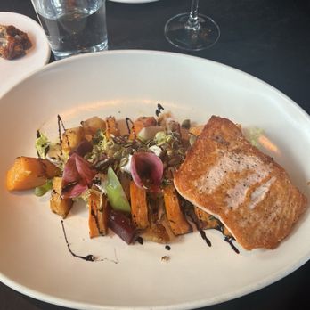 6Smith - Salmon and veggie salad - Seafood Near Me - Wayzata, Minnesota