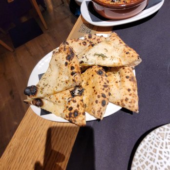 Luigi Ristorante - Garlic bread from the oven - Italian Near Me - Barcelona, B Luigi Ristorante - Garlic bread from the oven - Italian Near Me - Barcelona, B