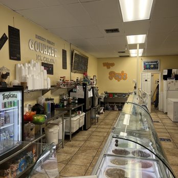 Pops Ice Cream - Store interior 1 - Ice Cream & Frozen Yogurt Near Me - Sebastian, Florida