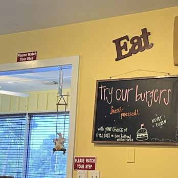 Duck's Diner - View into side porch area - Diners Near Me - Orange Beach, Alabama