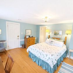 Shaker Hill Bed & Breakfast - Charles Hewes Room with queen size bed and private bath
