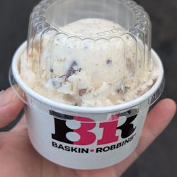 Single Scoop - Reese's Peanut Butter Cup (lid on)