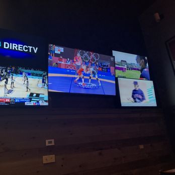 Winking Lizard Tavern - 5 TVs in our section - American Near Me - Canton, Ohio
