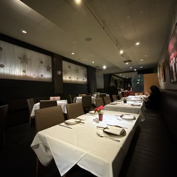 Tamarine Restaurant - Indoor seating decorated for Xmas! - Vietnamese Near Me - Palo Alto, California Tamarine Restaurant - Indoor seating decorated for Xmas! - Vietnamese Near Me - Palo Alto, California