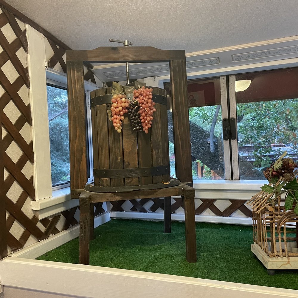 Featherbed Railroad - Cute decorations in the cupola - Bed & Breakfast Near Me - Upper Lake, California