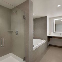 Hilton Garden Inn Lompoc - Guest room bath