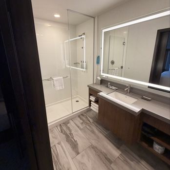 SpringHill Suites by Marriott Bend - Shower and Sink in Guest Bath - Hotels Near Me - Bend, Oregon