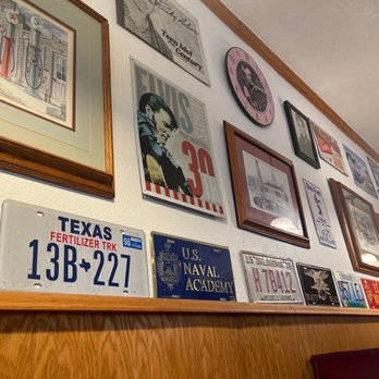 Izzy's Cafe - Decorative walls. - Barbeque Near Me - El Cajon, California