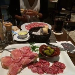 Amici - Parma Schinken mit Honigmelone dazu Salami Oliven und getrocknete Tomaten. Dabei ein Glas guten Rotwein! Wirklich Lecker...!