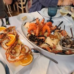 Restaurante Marisqueira Majara - Seafood platter and grilled Camaroes