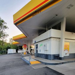 Enfrente Shell Service - Restroom in the back