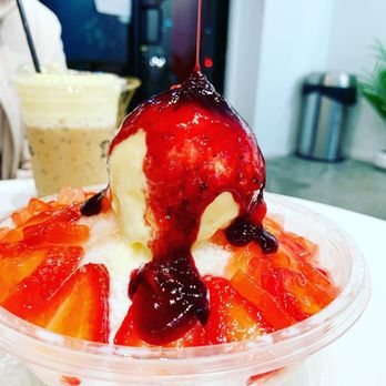 Da Vien Coffee - Drizzlin' that strawberry sauce on top. - Desserts Near Me - Westminster, California Da Vien Coffee - Drizzlin' that strawberry sauce on top. - Desserts Near Me - Westminster, California