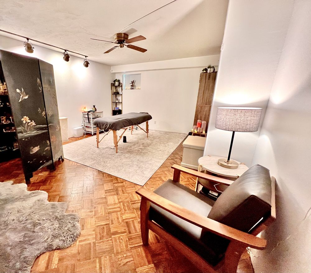 Knots & Kneads Massage Logo