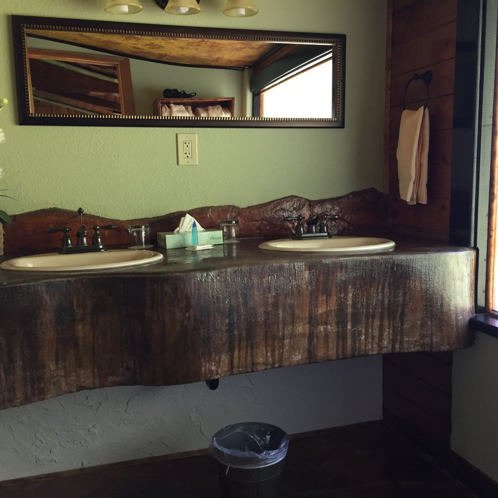 Chalet Kilauea: bathroom sinks