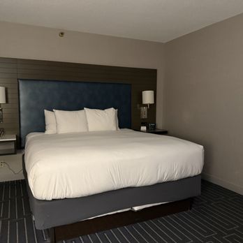 Hyatt Regency Cincinnati - King size bed - Hotels Near Me - Cincinnati, Ohio