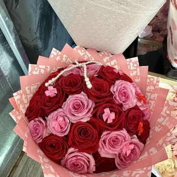 Royal Rose Bouquet - Florists Near Me - Lynwood, California Royal Rose Bouquet - Florists Near Me - Lynwood, California