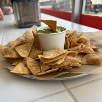 Gus Tacos - Chips and guacamole appetizer. - Mexican Near Me - Toronto, Ontario Gus Tacos - Chips and guacamole appetizer. - Mexican Near Me - Toronto, Ontario