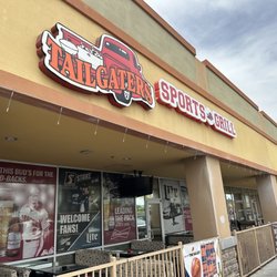 TailGaters Sports Grill & IL Primo Pizza & Wings - Outside front