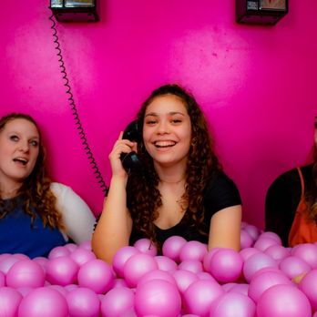 Denver Selfie Museum - 3 best friends - Art Museums Near Me - Denver, Colorado Denver Selfie Museum - 3 best friends - Art Museums Near Me - Denver, Colorado