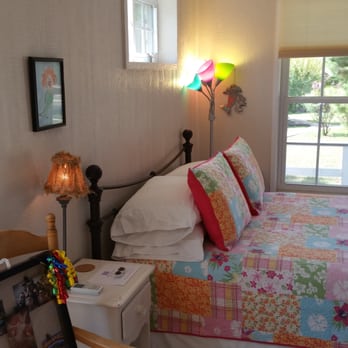 Lavender Mermaid B&B - Queen bed in Primrose Cottage - Bed & Breakfast Near Me - Pittsburg, Texas Lavender Mermaid B&B - Queen bed in Primrose Cottage - Bed & Breakfast Near Me - Pittsburg, Texas