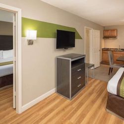 Days Inn by Wyndham Athens - Guest room