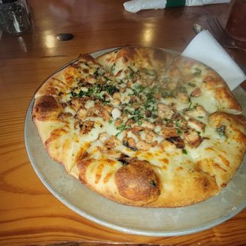 Winking Lizard Tavern - Roasted garlic chicken pizza - American Near Me - Cleveland, Ohio Winking Lizard Tavern - Roasted garlic chicken pizza - American Near Me - Cleveland, Ohio
