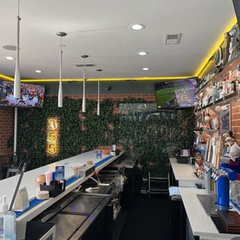 Big League Burgers - Bar area - Burgers Near Me - Chicago, Illinois
