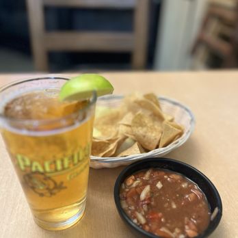 El Metate Cafe - a bowl of chips and a glass of beer - Mexican Near Me - Pasadena, California El Metate Cafe - a bowl of chips and a glass of beer - Mexican Near Me - Pasadena, California