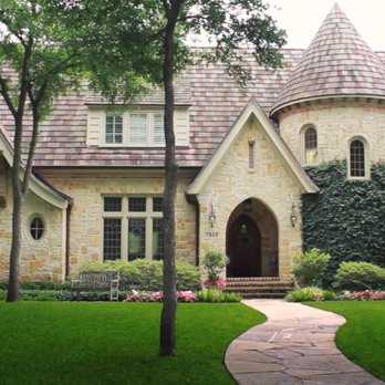 Dallas Groundskeeper - the front of a home - Gardeners Near Me